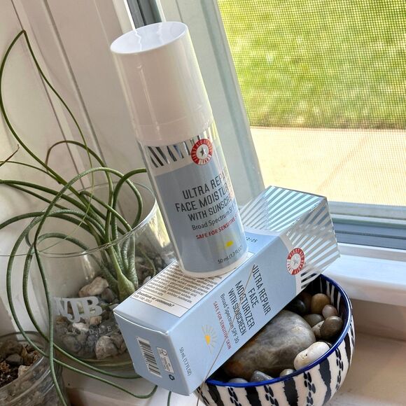 First Aid Beauty Ultra Repair Face Moisturizer + Sunscreen Broad Spectrum SPF 30 - Picture 2 of 12